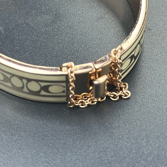 Signature Enamel Coach Bangle Bracelet. Rose Tone & Cream. W/Safety Chain. - Picture 5 of 9